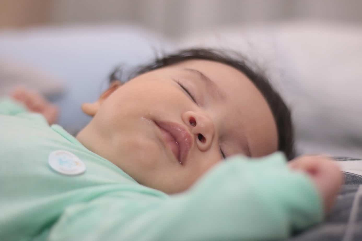 Votre bébé de 4 mois se retourne dans son sommeil : que faire ? remede insomnie